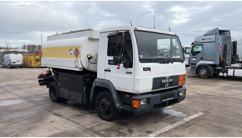 MAN 10.153 (7500L / FULL STEEL / LAMES / BOITE MANUELLE / MANUAL GEARBOX) - Autocisterna: foto 2 MAN 10.153 (7500L / FULL STEEL / LAMES / BOITE MANUELLE / MANUAL GEARBOX) - Autocisterna: foto 2