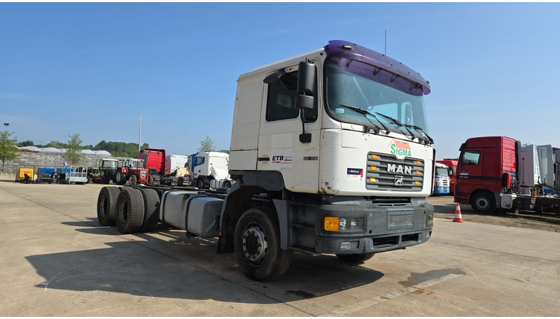 MAN 26.414 (6X4 / 6 CYLINDER / MANUAL GEARBOX / 10 TYRES / LONG CHASSIS / EURO 2) - Šasija kravas automašīna: foto 3 MAN 26.414 (6X4 / 6 CYLINDER / MANUAL GEARBOX / 10 TYRES / LONG CHASSIS / EURO 2) - Šasija kravas automašīna: foto 3