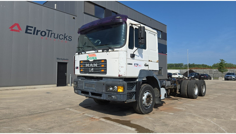 MAN 26.414 (6X4 / 6 CYLINDER / MANUAL GEARBOX / 10 TYRES / LONG CHASSIS / EURO 2) - Šasija kravas automašīna: foto 1 MAN 26.414 (6X4 / 6 CYLINDER / MANUAL GEARBOX / 10 TYRES / LONG CHASSIS / EURO 2) - Šasija kravas automašīna: foto 1