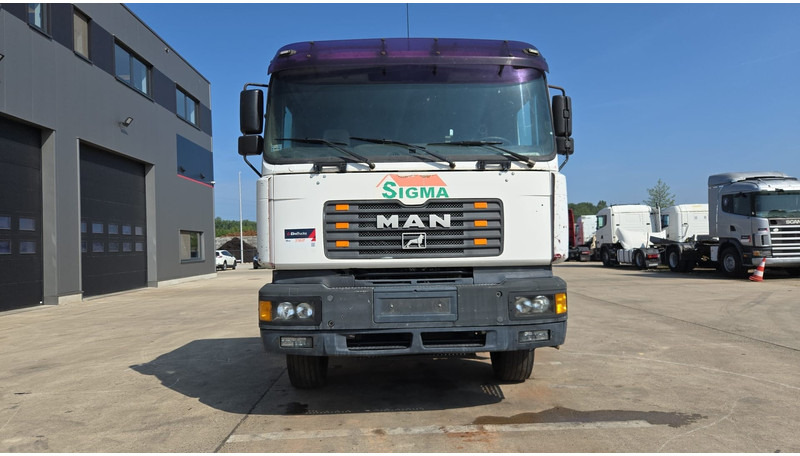 MAN 26.414 (6X4 / 6 CYLINDER / MANUAL GEARBOX / 10 TYRES / LONG CHASSIS / EURO 2) - Šasija kravas automašīna: foto 2 MAN 26.414 (6X4 / 6 CYLINDER / MANUAL GEARBOX / 10 TYRES / LONG CHASSIS / EURO 2) - Šasija kravas automašīna: foto 2