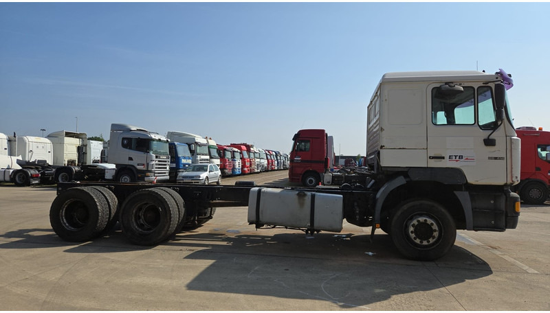MAN 26.414 (6X4 / 6 CYLINDER / MANUAL GEARBOX / 10 TYRES / LONG CHASSIS / EURO 2) - Šasija kravas automašīna: foto 4 MAN 26.414 (6X4 / 6 CYLINDER / MANUAL GEARBOX / 10 TYRES / LONG CHASSIS / EURO 2) - Šasija kravas automašīna: foto 4