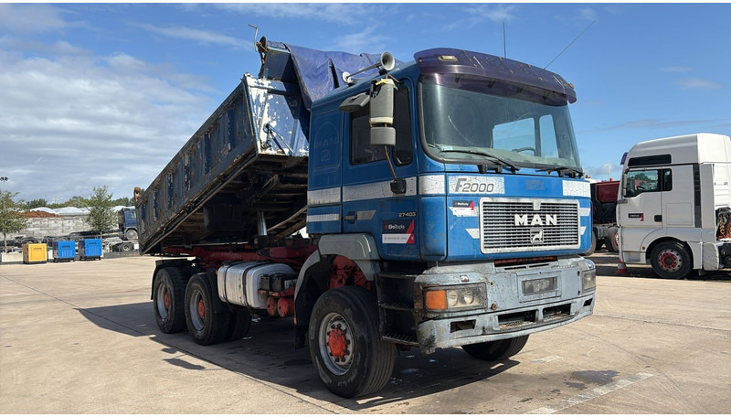 MAN 27.403 (6X6 / GRAND PONT / LAMES / BIG AXLE / 6 CYLINDER) - Kravas automašīna pašizgāzējs: foto 3 MAN 27.403 (6X6 / GRAND PONT / LAMES / BIG AXLE / 6 CYLINDER) - Kravas automašīna pašizgāzējs: foto 3