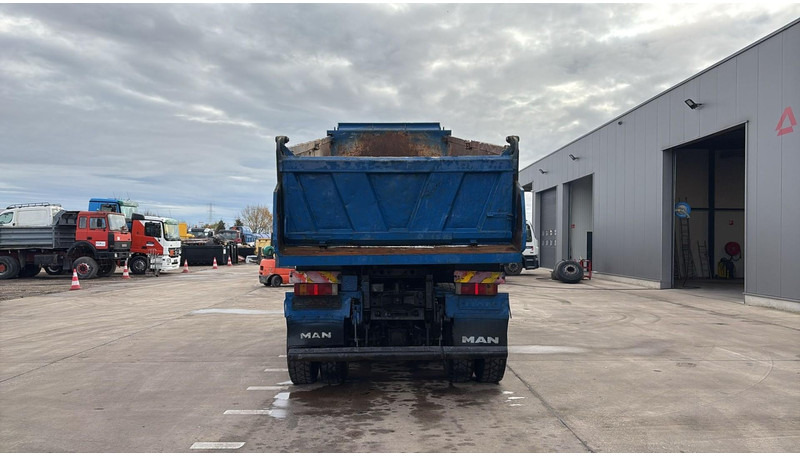 MAN 35.414 (6 CYLINDER / 8X6 / BIG AXLES / STEEL SUSP. / LAMES / GRAND PONT) - Kravas automašīna pašizgāzējs: foto 5 MAN 35.414 (6 CYLINDER / 8X6 / BIG AXLES / STEEL SUSP. / LAMES / GRAND PONT) - Kravas automašīna pašizgāzējs: foto 5