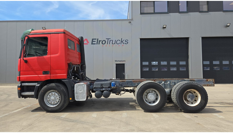 Mercedes-Benz ACTROS 2640 (EPS / 3 PEDALES / V6 / LAMES / GRAND PONT / EURO 2 / SEMI-AUTO) - Šasija kravas automašīna: foto 5 Mercedes-Benz ACTROS 2640 (EPS / 3 PEDALES / V6 / LAMES / GRAND PONT / EURO 2 / SEMI-AUTO) - Šasija kravas automašīna: foto 5