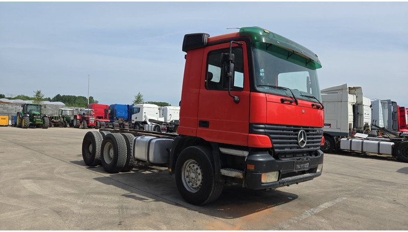 Mercedes-Benz ACTROS 2640 (EPS / 3 PEDALES / V6 / LAMES / GRAND PONT / EURO 2 / SEMI-AUTO) - Šasija kravas automašīna: foto 3 Mercedes-Benz ACTROS 2640 (EPS / 3 PEDALES / V6 / LAMES / GRAND PONT / EURO 2 / SEMI-AUTO) - Šasija kravas automašīna: foto 3