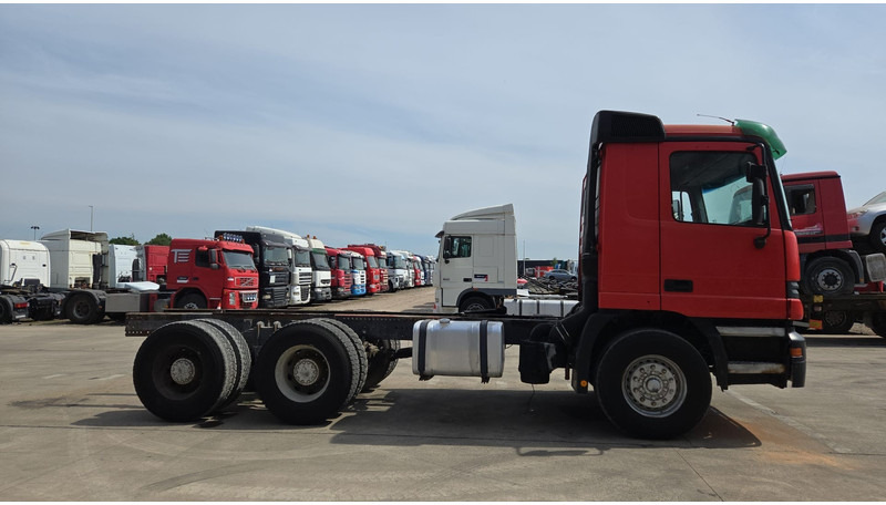 Mercedes-Benz ACTROS 2640 (EPS / 3 PEDALES / V6 / LAMES / GRAND PONT / EURO 2 / SEMI-AUTO) - Šasija kravas automašīna: foto 4 Mercedes-Benz ACTROS 2640 (EPS / 3 PEDALES / V6 / LAMES / GRAND PONT / EURO 2 / SEMI-AUTO) - Šasija kravas automašīna: foto 4