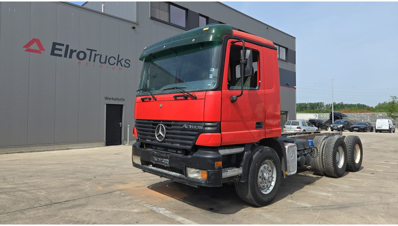 Mercedes-Benz ACTROS 2640 (EPS / 3 PEDALES / V6 / LAMES / GRAND PONT / EURO 2 / SEMI-AUTO) - Šasija kravas automašīna: foto 1 Mercedes-Benz ACTROS 2640 (EPS / 3 PEDALES / V6 / LAMES / GRAND PONT / EURO 2 / SEMI-AUTO) - Šasija kravas automašīna: foto 1