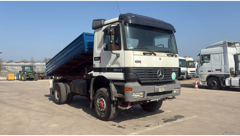 Mercedes-Benz Actros 1843 (4X4 / EPS / GRAND PONT / LAMES / V6 / 2 PONTS) - Kravas automašīna pašizgāzējs: foto 2 Mercedes-Benz Actros 1843 (4X4 / EPS / GRAND PONT / LAMES / V6 / 2 PONTS) - Kravas automašīna pašizgāzējs: foto 2