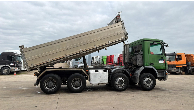 Mercedes-Benz Actros 3246 (EPS / LAMES / GRAND PONT / V6 / MP2 / 3 PEDALES) - Kravas automašīna pašizgāzējs: foto 3 Mercedes-Benz Actros 3246 (EPS / LAMES / GRAND PONT / V6 / MP2 / 3 PEDALES) - Kravas automašīna pašizgāzējs: foto 3