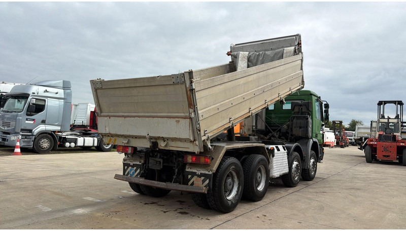 Mercedes-Benz Actros 3246 (EPS / LAMES / GRAND PONT / V6 / MP2 / 3 PEDALES) - Kravas automašīna pašizgāzējs: foto 4 Mercedes-Benz Actros 3246 (EPS / LAMES / GRAND PONT / V6 / MP2 / 3 PEDALES) - Kravas automašīna pašizgāzējs: foto 4