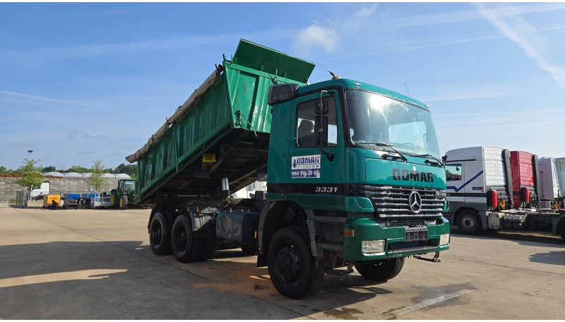 Mercedes-Benz Actros 3331 (BOITE MANUELLE / 6X6 / LAMES / GRAND PONT / V6) - Kravas automašīna pašizgāzējs: foto 3 Mercedes-Benz Actros 3331 (BOITE MANUELLE / 6X6 / LAMES / GRAND PONT / V6) - Kravas automašīna pašizgāzējs: foto 3
