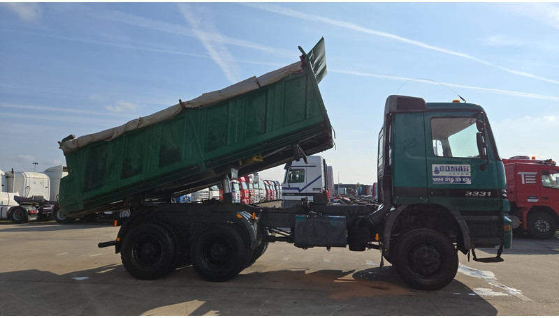 Mercedes-Benz Actros 3331 (BOITE MANUELLE / 6X6 / LAMES / GRAND PONT / V6) - Kravas automašīna pašizgāzējs: foto 4 Mercedes-Benz Actros 3331 (BOITE MANUELLE / 6X6 / LAMES / GRAND PONT / V6) - Kravas automašīna pašizgāzējs: foto 4