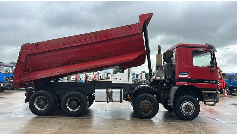 Mercedes-Benz Actros 4143 (BOITE MANUELLE / 8X8 / MANUAL GEARBOX / LAMES / GRAND PONT / BIG AXLE) - Kravas automašīna pašizgāzējs: foto 4 Mercedes-Benz Actros 4143 (BOITE MANUELLE / 8X8 / MANUAL GEARBOX / LAMES / GRAND PONT / BIG AXLE) - Kravas automašīna pašizgāzējs: foto 4