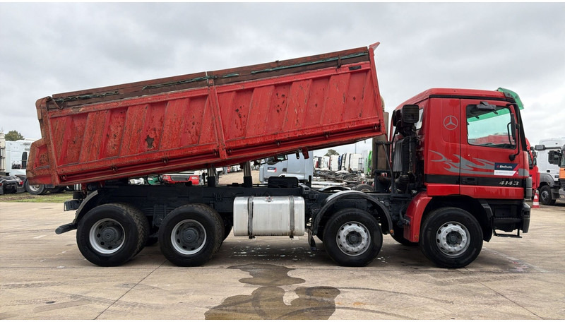 Mercedes-Benz Actros 4143 (GRAND PONT / BOITE MANUELLE / LAMES / 8X4 / STEEL SUSP.) - Kravas automašīna pašizgāzējs: foto 4 Mercedes-Benz Actros 4143 (GRAND PONT / BOITE MANUELLE / LAMES / 8X4 / STEEL SUSP.) - Kravas automašīna pašizgāzējs: foto 4