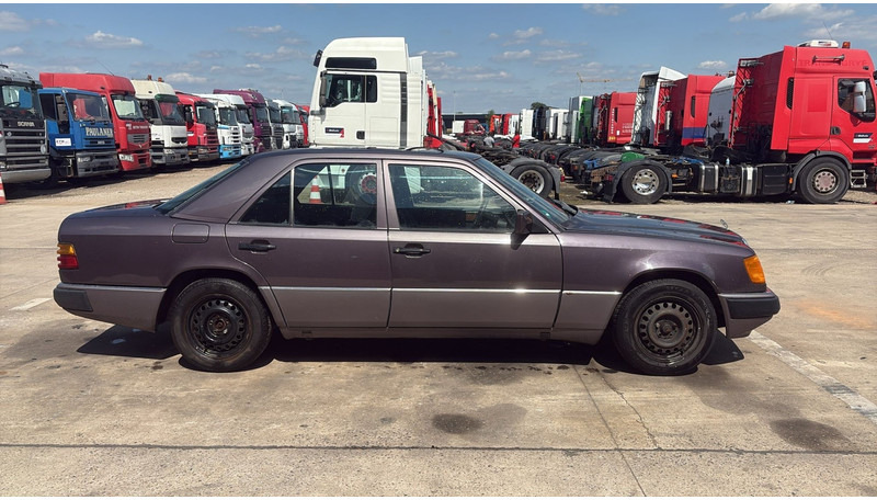 Mercedes-Benz E-Klasse 200 (GERMAN CAR / VOITURE D'ALLEMAGNE / ESSENCE / PETROL / MANUAL) - Sedans: foto 4 Mercedes-Benz E-Klasse 200 (GERMAN CAR / VOITURE D'ALLEMAGNE / ESSENCE / PETROL / MANUAL) - Sedans: foto 4