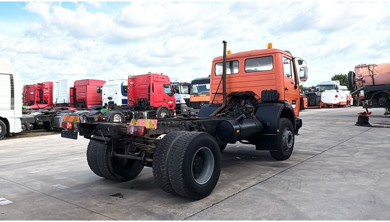 Mercedes-Benz SK 1622 (4X4 / LAMES / GRAND PONT / V6 / BIG AXLE / POMPE MANUELLE) - Šasija kravas automašīna: foto 5 Mercedes-Benz SK 1622 (4X4 / LAMES / GRAND PONT / V6 / BIG AXLE / POMPE MANUELLE) - Šasija kravas automašīna: foto 5