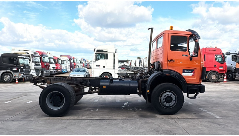 Mercedes-Benz SK 1622 (4X4 / LAMES / GRAND PONT / V6 / BIG AXLE / POMPE MANUELLE) - Šasija kravas automašīna: foto 4 Mercedes-Benz SK 1622 (4X4 / LAMES / GRAND PONT / V6 / BIG AXLE / POMPE MANUELLE) - Šasija kravas automašīna: foto 4