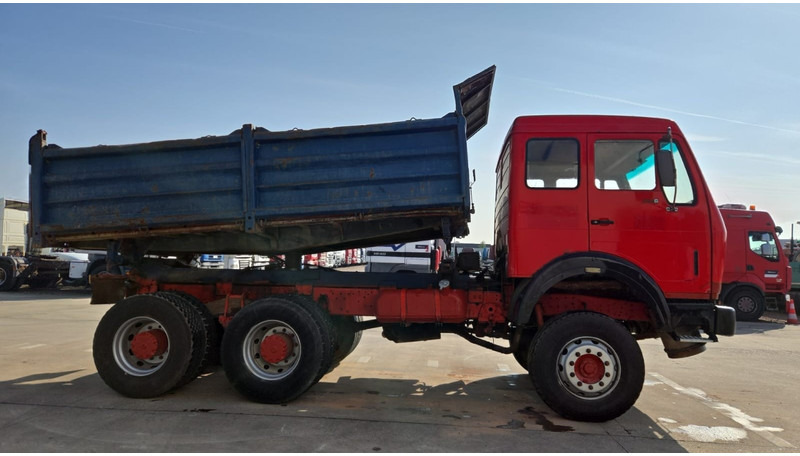 Mercedes-Benz SK 2226 (V8 / BOITE MANUELLE / POMPE MANUELLE / GRAND PONT / LAMES) - Kravas automašīna pašizgāzējs: foto 4 Mercedes-Benz SK 2226 (V8 / BOITE MANUELLE / POMPE MANUELLE / GRAND PONT / LAMES) - Kravas automašīna pašizgāzējs: foto 4