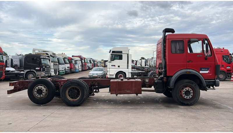 Mercedes-Benz SK 2233 (LAMES / GRAND PONT / V8 AVEC 2X TURBO / BIG AXLE) - Šasija kravas automašīna: foto 3 Mercedes-Benz SK 2233 (LAMES / GRAND PONT / V8 AVEC 2X TURBO / BIG AXLE) - Šasija kravas automašīna: foto 3