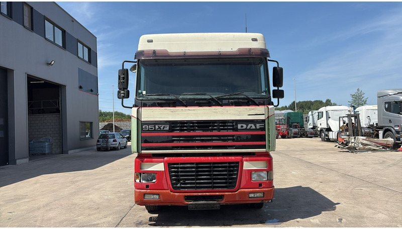 DAF XF 95.430 (EURO 3 / BOITE MANUELLE / MANUAL GEARBOX) - Vilcējs: foto 2 DAF XF 95.430 (EURO 3 / BOITE MANUELLE / MANUAL GEARBOX) - Vilcējs: foto 2