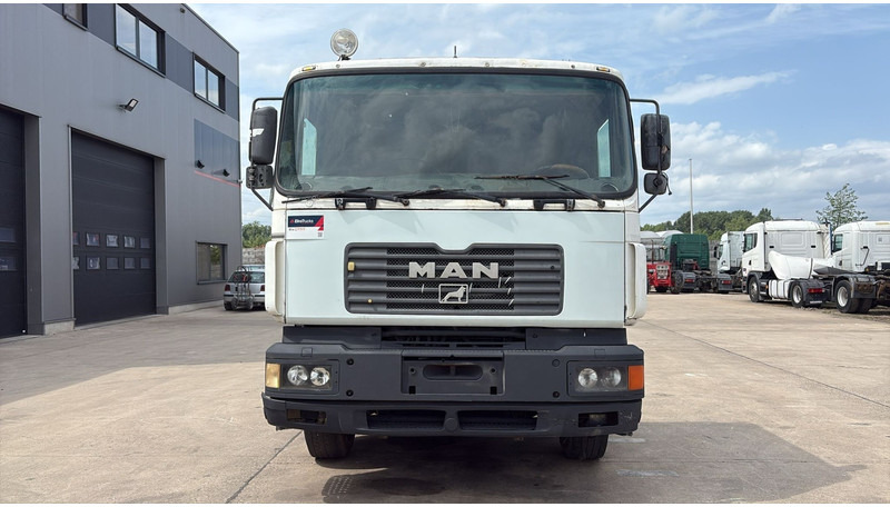 MAN 25.403 (6X2 / 6 CYLINDER / EURO 2 / MANUAL GEARBOX / 8 TYRES) - Vilcējs: foto 5 MAN 25.403 (6X2 / 6 CYLINDER / EURO 2 / MANUAL GEARBOX / 8 TYRES) - Vilcējs: foto 5