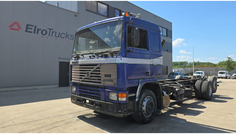 Volvo F 12 - 360 (FULL STEEL SUSPENSION / MANUAL PUMP / SUSP. LAMES / 6X2) - Šasija kravas automašīna: foto 1 Volvo F 12 - 360 (FULL STEEL SUSPENSION / MANUAL PUMP / SUSP. LAMES / 6X2) - Šasija kravas automašīna: foto 1
