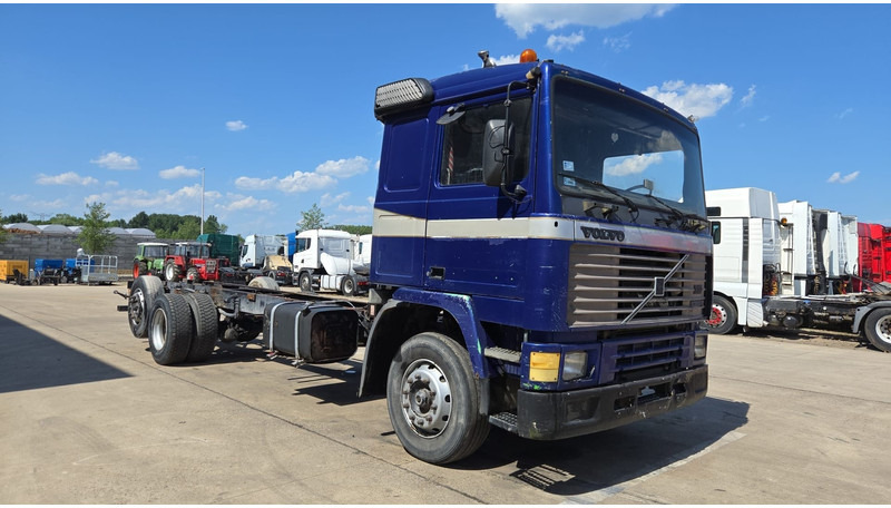 Volvo F 12 - 360 (FULL STEEL SUSPENSION / MANUAL PUMP / SUSP. LAMES / 6X2) - Šasija kravas automašīna: foto 3 Volvo F 12 - 360 (FULL STEEL SUSPENSION / MANUAL PUMP / SUSP. LAMES / 6X2) - Šasija kravas automašīna: foto 3