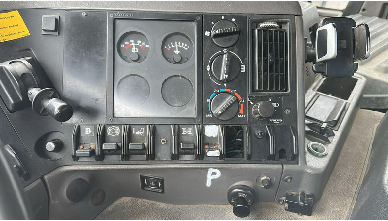 Kravas automašīna pašizgāzējs Volvo FL 12.380 (8X4 /STEEL SUSP. / BOITE MANUELLE / MANUAL GEARBOX): foto 17 Kravas automašīna pašizgāzējs Volvo FL 12.380 (8X4 /STEEL SUSP. / BOITE MANUELLE / MANUAL GEARBOX): foto 17