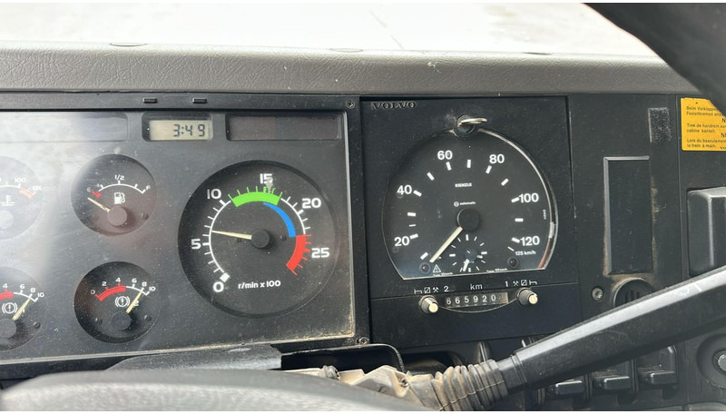 Kravas automašīna pašizgāzējs Volvo FL 12.380 (8X4 /STEEL SUSP. / BOITE MANUELLE / MANUAL GEARBOX): foto 18 Kravas automašīna pašizgāzējs Volvo FL 12.380 (8X4 /STEEL SUSP. / BOITE MANUELLE / MANUAL GEARBOX): foto 18