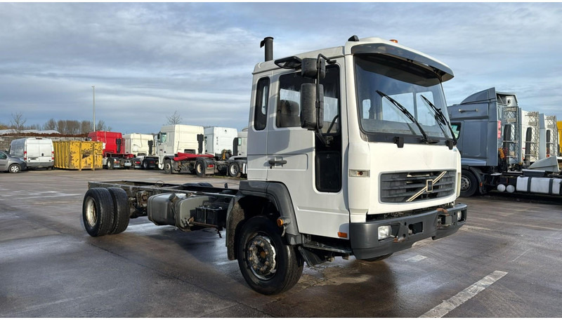 Volvo FL 220 (BELGIAN TRUCK / CAMION BELGE / MANUAL GEARBOX / BOITE MANUELLE) - Šasija kravas automašīna: foto 2 Volvo FL 220 (BELGIAN TRUCK / CAMION BELGE / MANUAL GEARBOX / BOITE MANUELLE) - Šasija kravas automašīna: foto 2