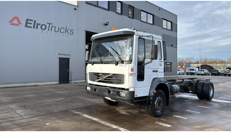 Volvo FL 220 (BELGIAN TRUCK / CAMION BELGE / MANUAL GEARBOX / BOITE MANUELLE) - Šasija kravas automašīna: foto 1 Volvo FL 220 (BELGIAN TRUCK / CAMION BELGE / MANUAL GEARBOX / BOITE MANUELLE) - Šasija kravas automašīna: foto 1