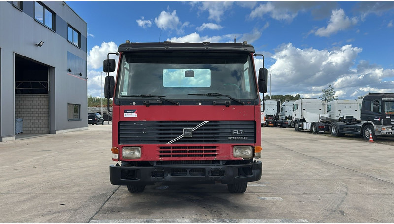 Volvo FL 7 - 260 (6X4 / LAMES / POMPE MANUELLE / MANUAL PUMP / STEEL SUSP.) - Šasija kravas automašīna: foto 4 Volvo FL 7 - 260 (6X4 / LAMES / POMPE MANUELLE / MANUAL PUMP / STEEL SUSP.) - Šasija kravas automašīna: foto 4