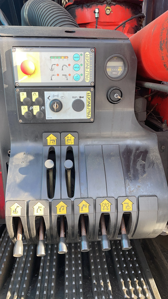 Kravas automašīna pašizgāzējs, Kravas auto ar manipulatoru pārvadāšana birstošo kravu Scania P270: foto 6