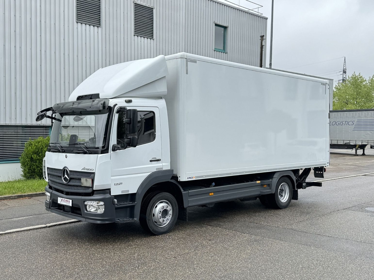 Mercedes-Benz Atego 1221 L Koffer 6,1m LBW AHK Klima TOP - Kravas automašīna ar slēgto virsbūvi: foto 3 Mercedes-Benz Atego 1221 L Koffer 6,1m LBW AHK Klima TOP - Kravas automašīna ar slēgto virsbūvi: foto 3