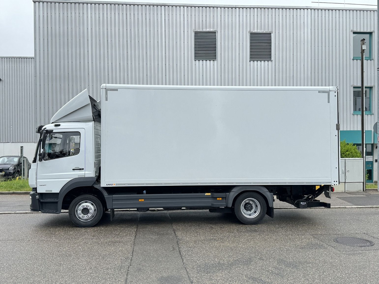 Mercedes-Benz Atego 1221 L Koffer 6,1m LBW AHK Klima TOP - Kravas automašīna ar slēgto virsbūvi: foto 4 Mercedes-Benz Atego 1221 L Koffer 6,1m LBW AHK Klima TOP - Kravas automašīna ar slēgto virsbūvi: foto 4
