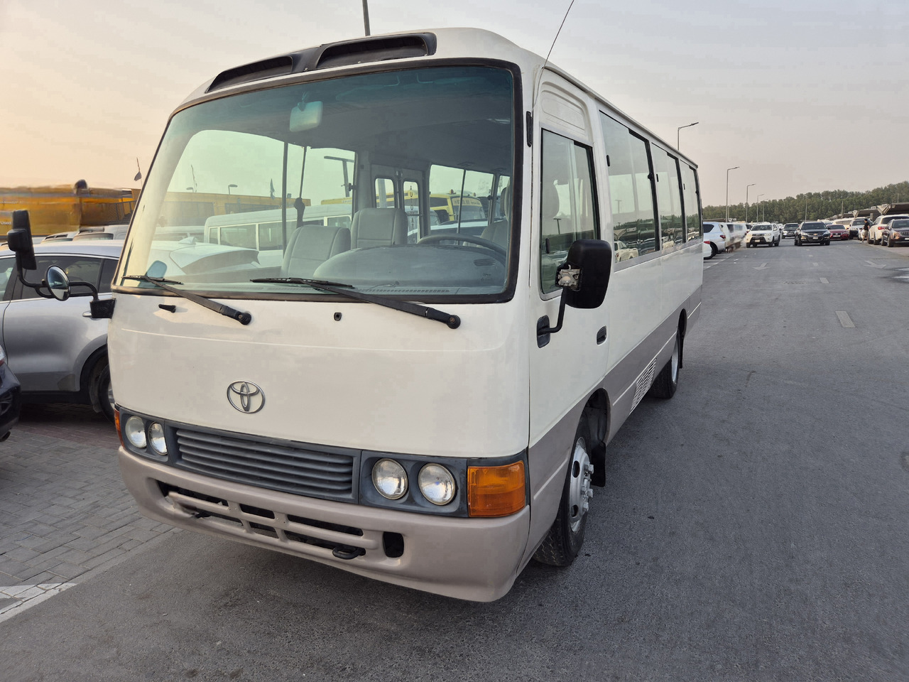 TOYOTA Coaster ... 25 places ...climatisé - Mikroautobuss, Pasažieru furgons: foto 2 TOYOTA Coaster ... 25 places ...climatisé - Mikroautobuss, Pasažieru furgons: foto 2