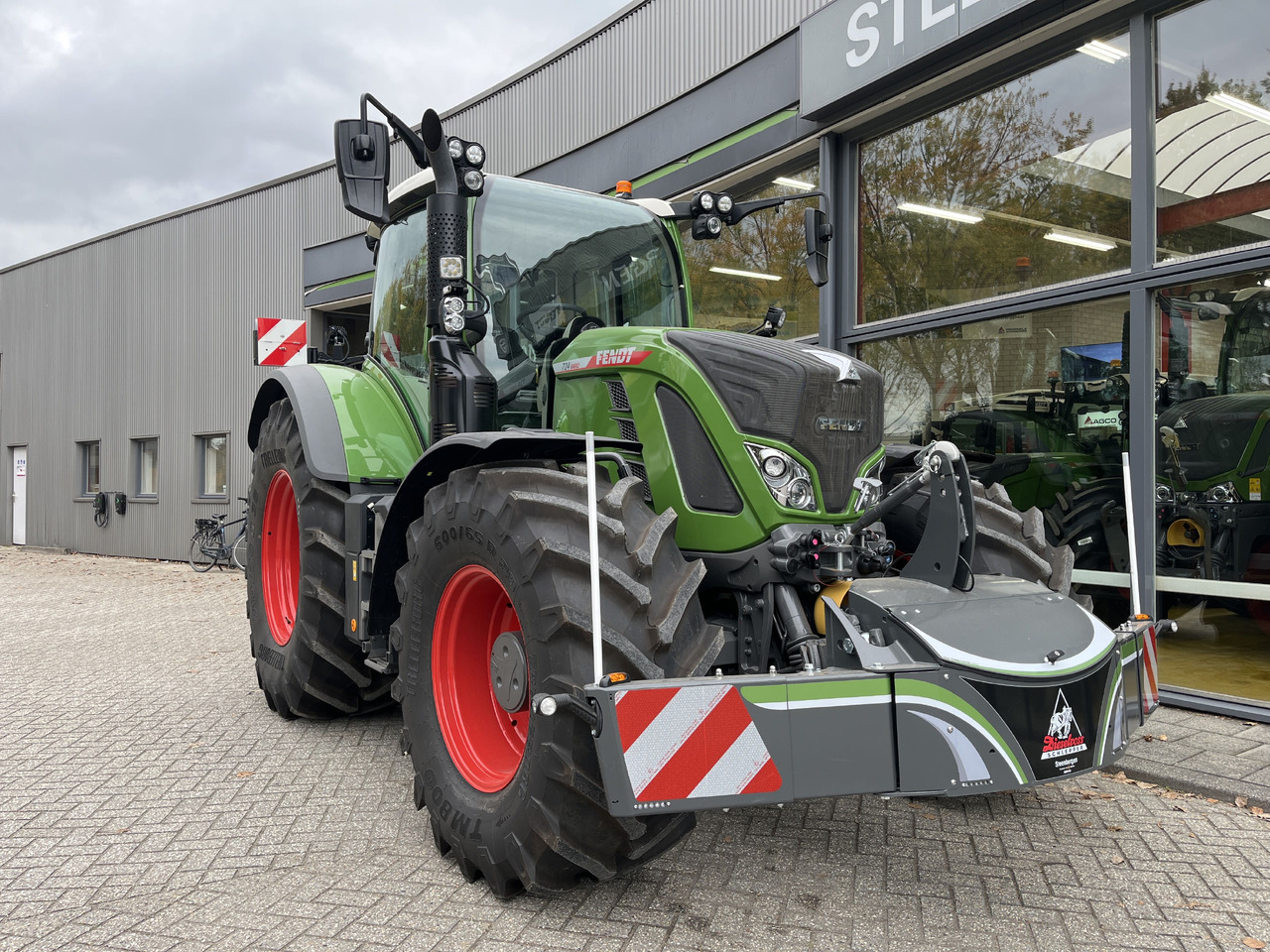 FENDT 724 Vario Gen6 PowerPlus setting 2 - Traktors: foto 1 FENDT 724 Vario Gen6 PowerPlus setting 2 - Traktors: foto 1