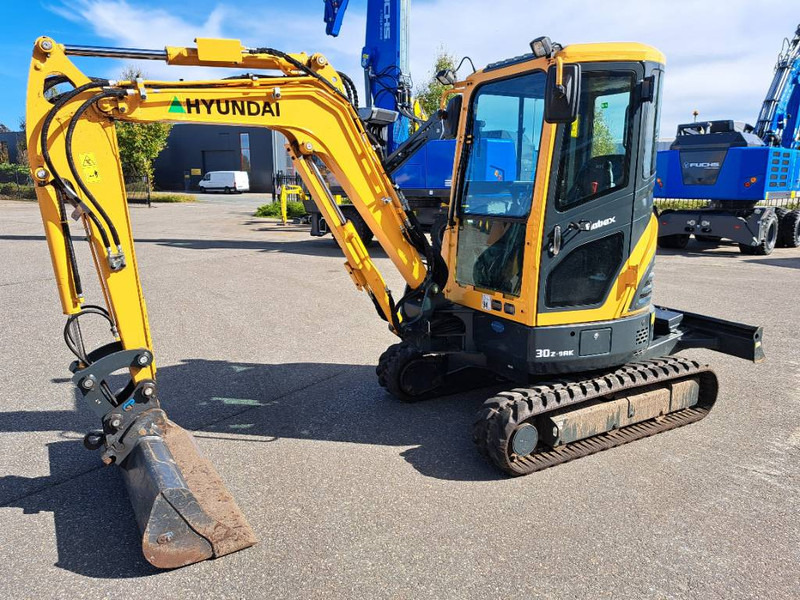 Hyundai R30 Z-9AK - Mini-ekskavators: foto 1 Hyundai R30 Z-9AK - Mini-ekskavators: foto 1
