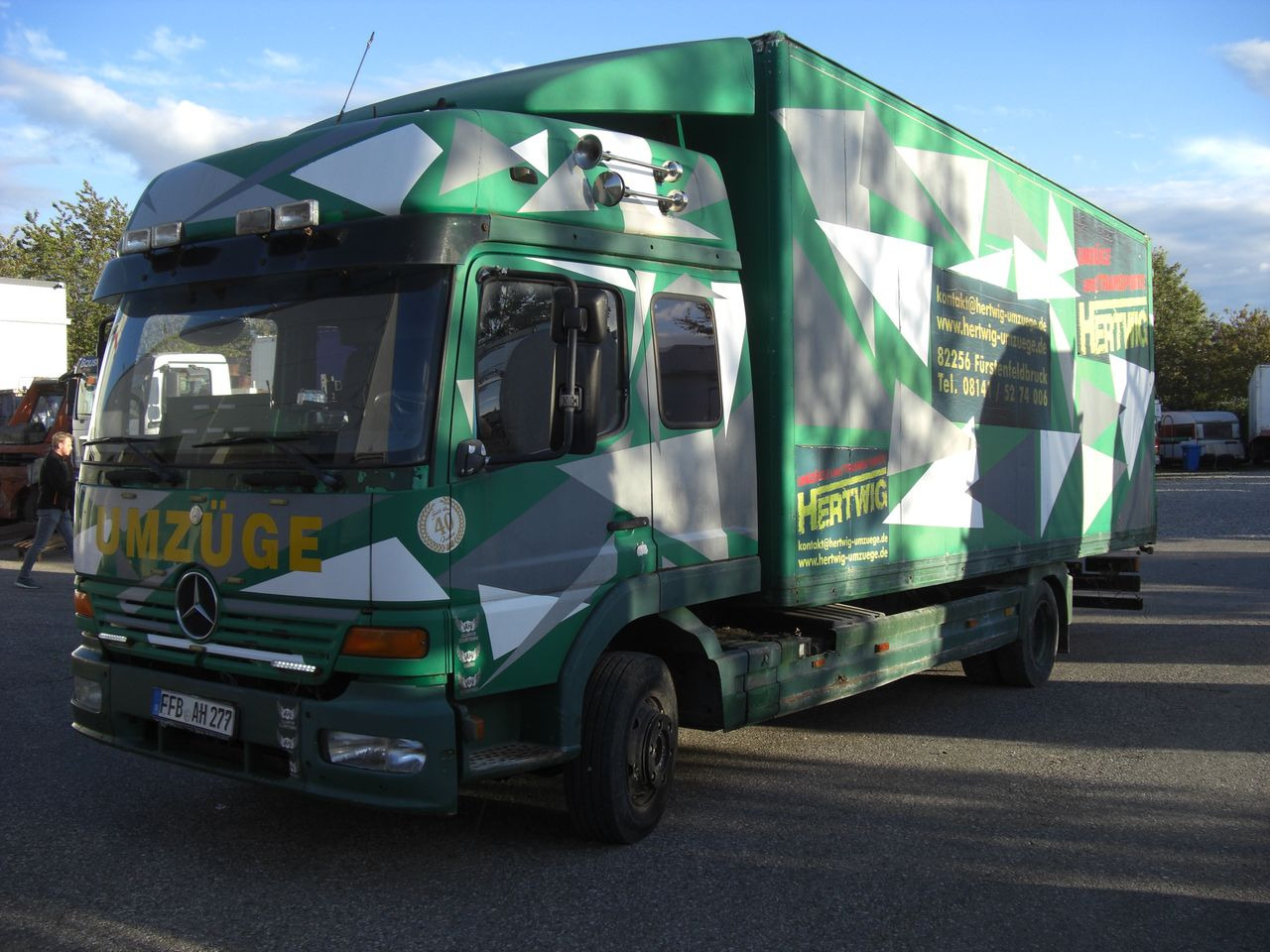 Mercedes-Benz 823L - Kravas automašīna ar slēgto virsbūvi: foto 1 Mercedes-Benz 823L - Kravas automašīna ar slēgto virsbūvi: foto 1