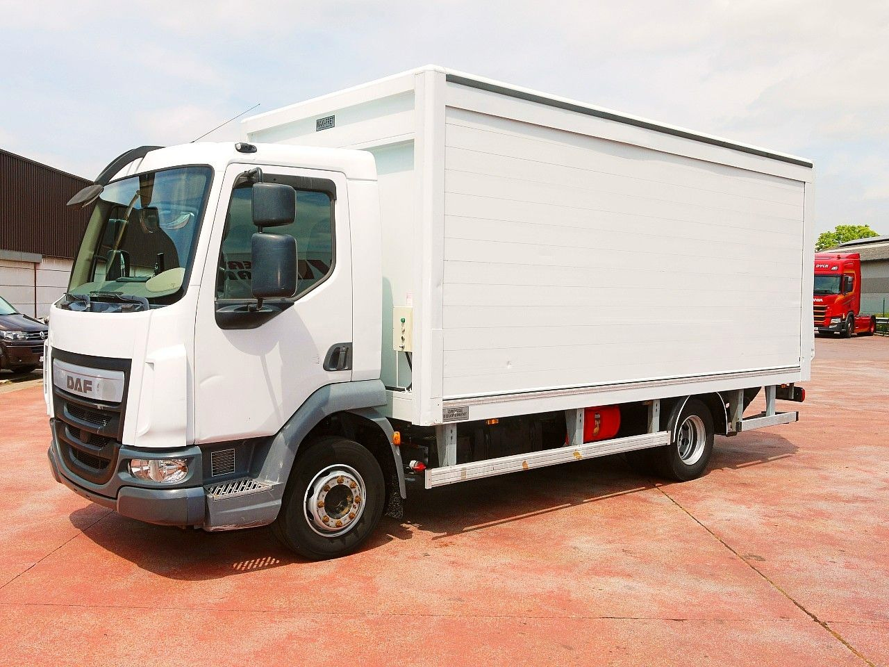 DAF LF 180 12 GETRANKENWAGEN LBW LUFT - Kravas automašīna dzērienu pārvadāšanai: foto 4 DAF LF 180 12 GETRANKENWAGEN LBW LUFT - Kravas automašīna dzērienu pārvadāšanai: foto 4