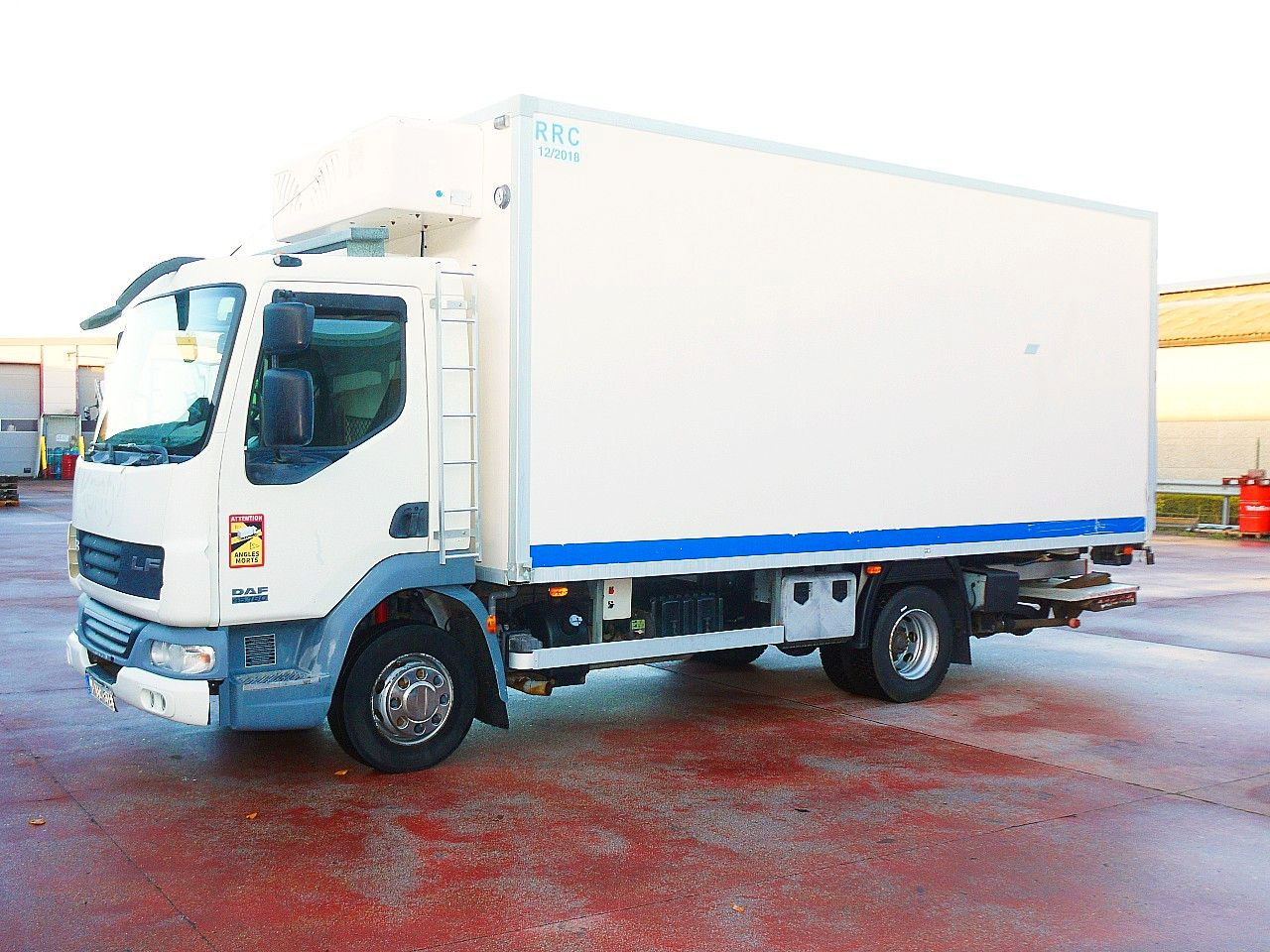 DAF LF 45.160 ISOTHERM KOFFER LADEBORDWAND - Kravas automašīna refrižerators: foto 4 DAF LF 45.160 ISOTHERM KOFFER LADEBORDWAND - Kravas automašīna refrižerators: foto 4
