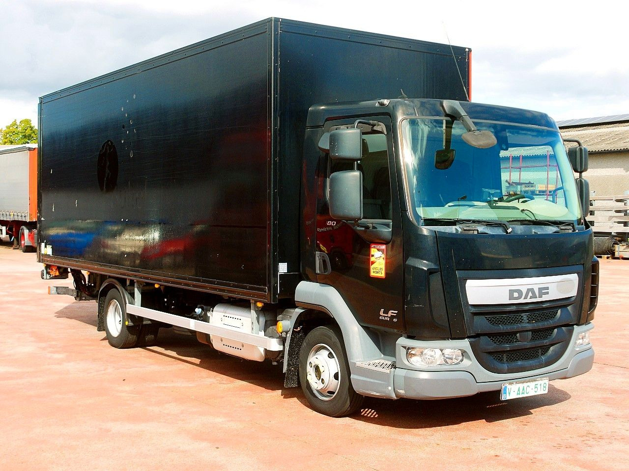 DAF LF FA 180 MEUBEL KOFFER LBW LUFT FEDERUNG AIRCO - Kravas automašīna ar slēgto virsbūvi: foto 2 DAF LF FA 180 MEUBEL KOFFER LBW LUFT FEDERUNG AIRCO - Kravas automašīna ar slēgto virsbūvi: foto 2