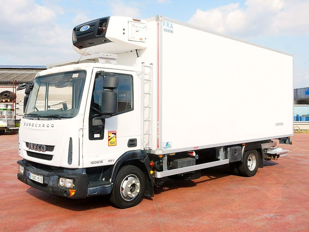Iveco 100E18 EUROCARGO KUHLKOFFER CARRIER SUPRA 175tkm Iveco 100E18 EUROCARGO KUHLKOFFER CARRIER SUPRA 175tkm - Kravas automašīna refrižerators: foto 4 Iveco 100E18 EUROCARGO KUHLKOFFER CARRIER SUPRA 175tkm Iveco 100E18 EUROCARGO KUHLKOFFER CARRIER SUPRA 175tkm - Kravas automašīna refrižerators: foto 4