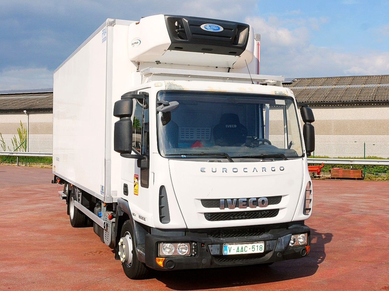 Iveco 100E18 EUROCARGO KUHLKOFFER CARRIER SUPRA 175tkm Iveco 100E18 EUROCARGO KUHLKOFFER CARRIER SUPRA 175tkm - Kravas automašīna refrižerators: foto 1 Iveco 100E18 EUROCARGO KUHLKOFFER CARRIER SUPRA 175tkm Iveco 100E18 EUROCARGO KUHLKOFFER CARRIER SUPRA 175tkm - Kravas automašīna refrižerators: foto 1