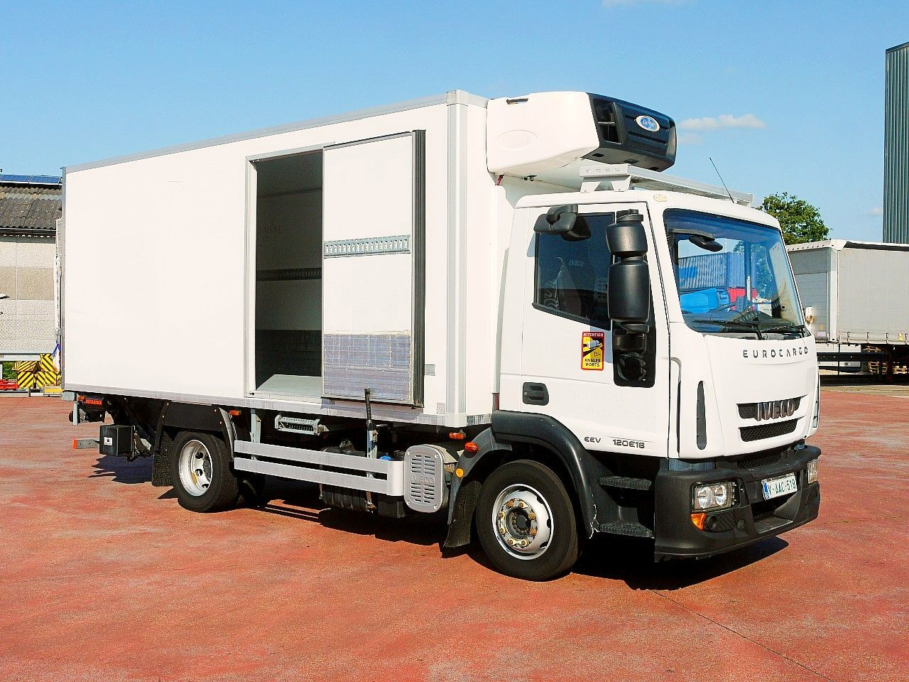 Iveco 120E18 EUROCARGO KUHLKOFFER CARRIER SUPRA 550 - Kravas automašīna refrižerators: foto 3 Iveco 120E18 EUROCARGO KUHLKOFFER CARRIER SUPRA 550 - Kravas automašīna refrižerators: foto 3