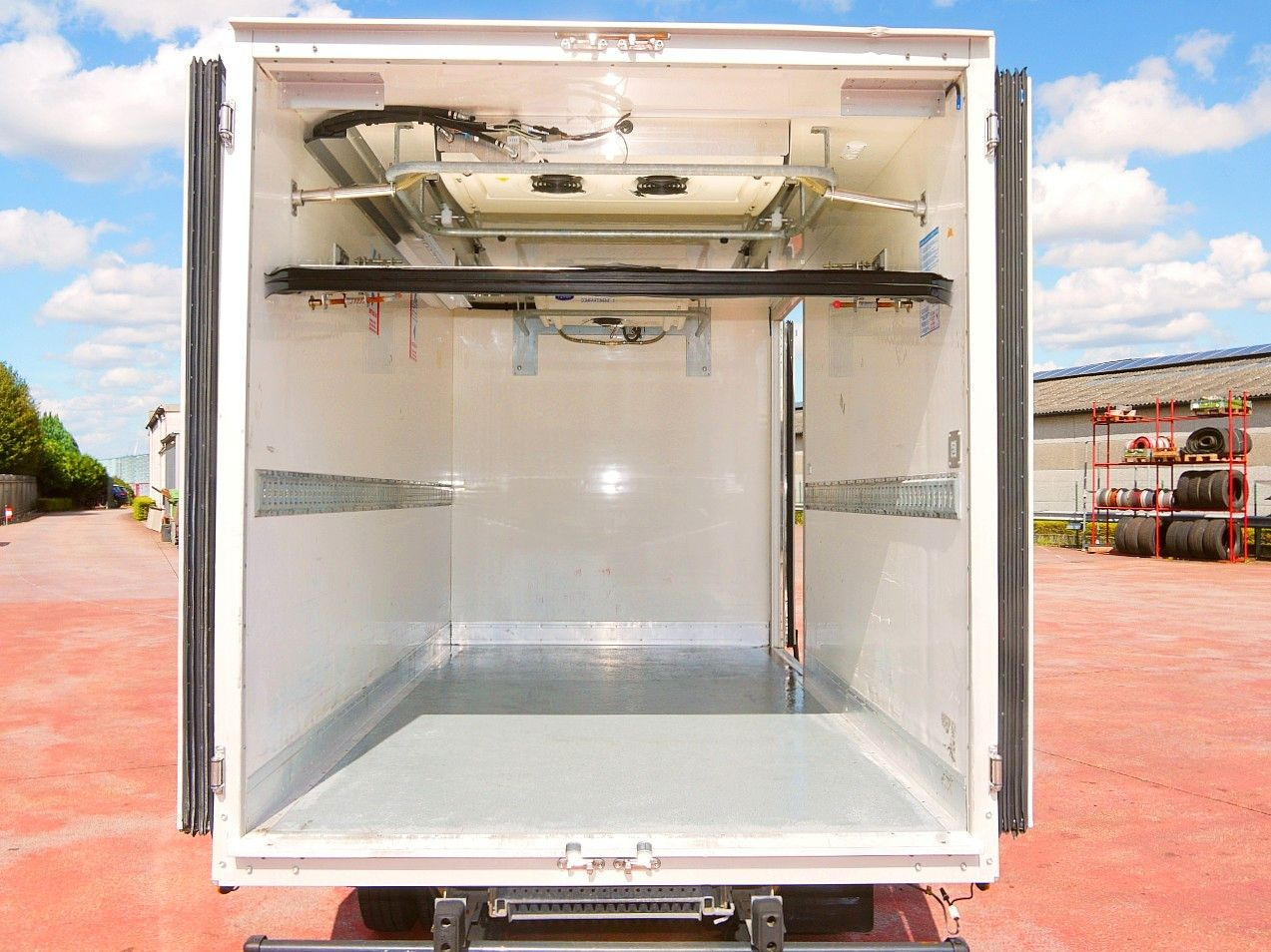 Komercauto refrižerators Iveco 35C13 DAILY KUHLKOFFER CARRIER XARIOS 600 MULTI: foto 10 Komercauto refrižerators Iveco 35C13 DAILY KUHLKOFFER CARRIER XARIOS 600 MULTI: foto 10