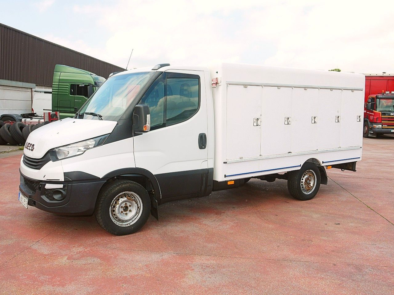 Iveco 35S12 DAILY ISOTHERM KOFFER 5 TURIG / AIRCO - Komercauto refrižerators: foto 4 Iveco 35S12 DAILY ISOTHERM KOFFER 5 TURIG / AIRCO - Komercauto refrižerators: foto 4