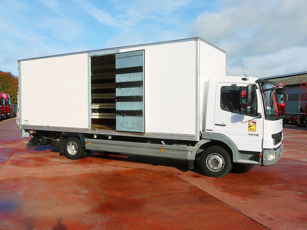 Mercedes-Benz 1018 ATEGO MEUBEL KOFFER A/C LBW LUFT 112tkm - Kravas automašīna ar slēgto virsbūvi: foto 3 Mercedes-Benz 1018 ATEGO MEUBEL KOFFER A/C LBW LUFT 112tkm - Kravas automašīna ar slēgto virsbūvi: foto 3