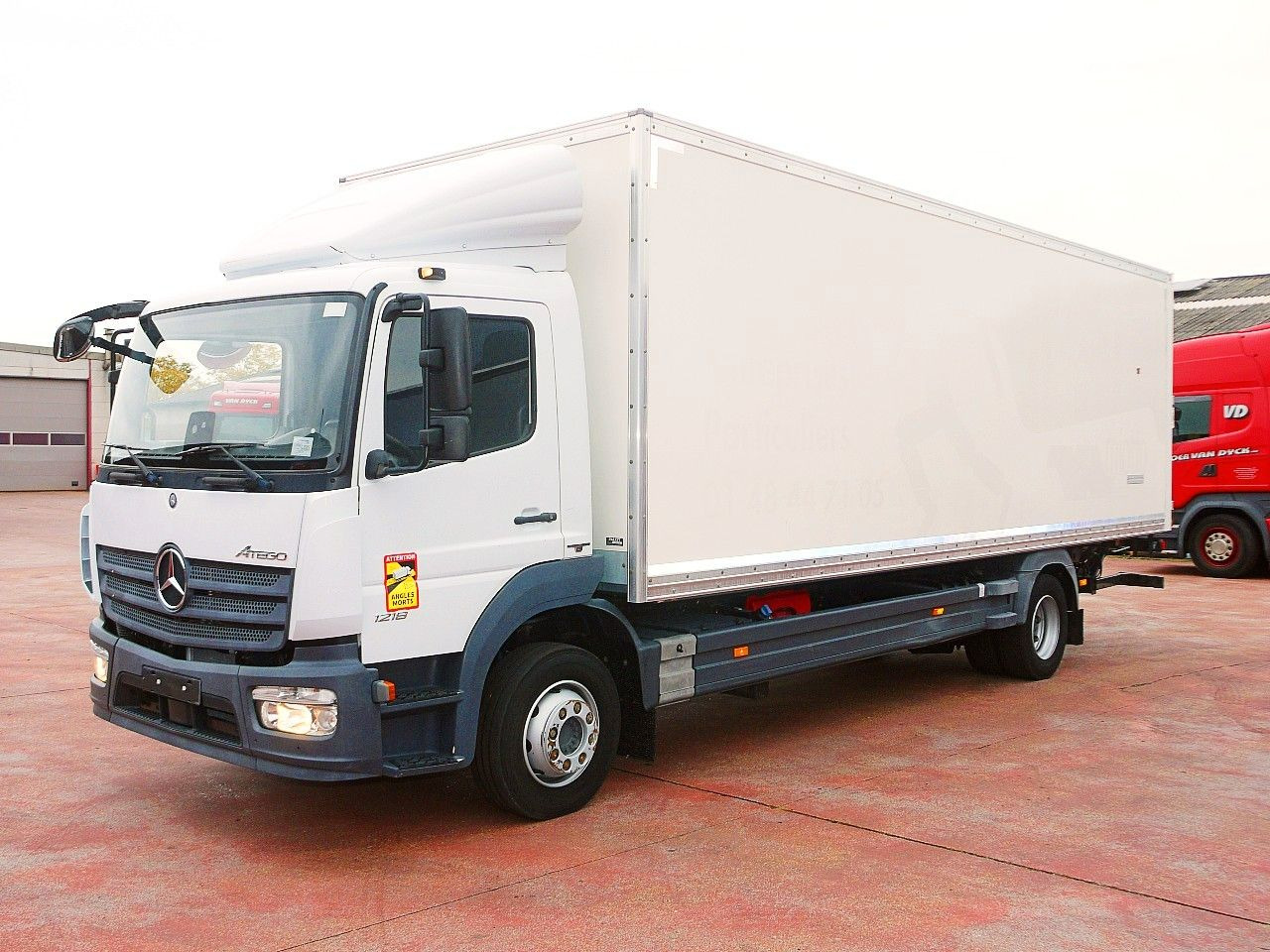 Mercedes-Benz 1218 ATEGO MEUBEL KOFFER A/C 124 Tkm - Furgons ar slēgtā virsbūve: foto 4 Mercedes-Benz 1218 ATEGO MEUBEL KOFFER A/C 124 Tkm - Furgons ar slēgtā virsbūve: foto 4