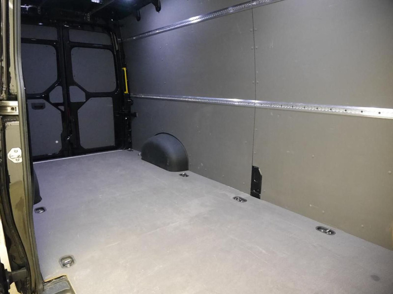 Volkswagen Crafter Kasten 35 L4H3 NAVI DAB PDC KAMERA - Pasažieru furgons: foto 3 Volkswagen Crafter Kasten 35 L4H3 NAVI DAB PDC KAMERA - Pasažieru furgons: foto 3